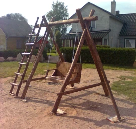 Medinės sūpynės iš rąstų