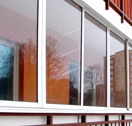 Balkonų stiklinimas iš aliuminio ir plastiko konstrukcijų