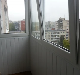 Balkonų stiklinimas plastikine konstrukcija