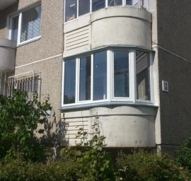 Balkonų stiklinimas plastikine konstrukcija