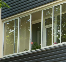 Balkonų stiklinimas stumdoma rėmine aliuminio konstrukcija