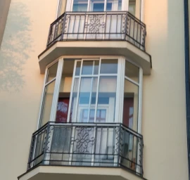 Balkonų stiklinimas aliuminio konstrukcijomis