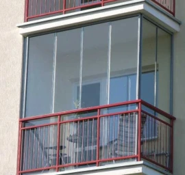 Balkonų stiklinimas berėmėmis konstrukcijomis
