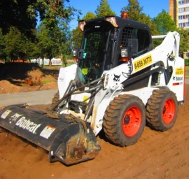 Bobcat su statybine bunkerine šluota