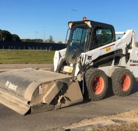 Bobcat su statybine bunkerine šluota