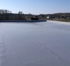 Plokščiųjų stogų įrengimas PVC ir bituminėmis dangomis