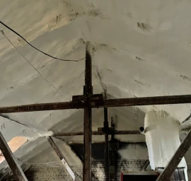 Šlaitinio stogo šiltinimas uždarų porų poliuretano putomis 15 cm storiu