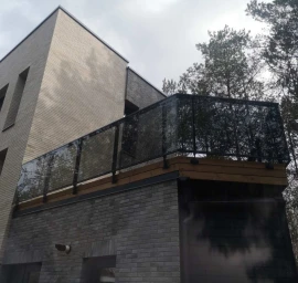 Stiklo - aliuminio turėklai balkonams ir terasoms