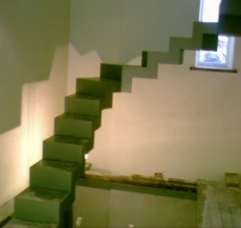 Laiptai su metaline arba gelžbetonine konstrukcija