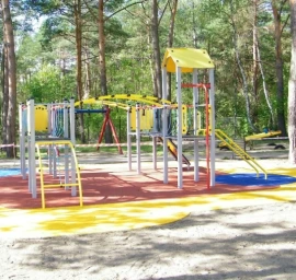 Medinės vaikų žaidimų aikštelės