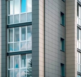 Balkonų stiklinimas plastiko konstrukcijomis