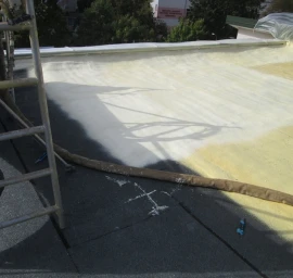 Uždarų porų purškiamos poliuretano putos plokštiems stogams