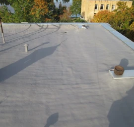 Uždarų porų purškiamos poliuretano putos plokštiems stogams