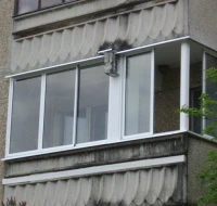 Balkonų stiklinimas rėmine ir berėme sistema
