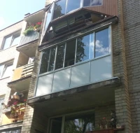 Balkonų stiklinimas aliuminio konstrukcija