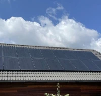 Saulės elektrinės ant šlaitinio stogo